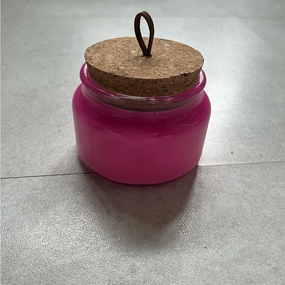 Strawberry créme candle 8.5 oz